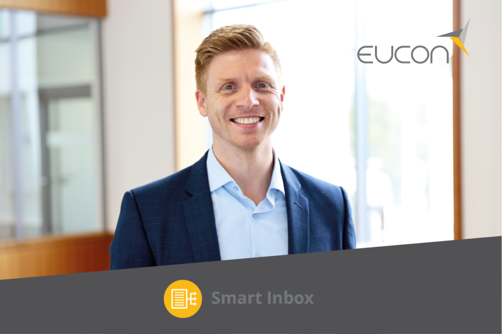 Jens Winkelmann, Key Account Manager, mit dem Logo seines Eucon-Lieblingsprodukts Smart Inbox
